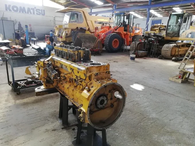 Bloque motor diésel de maquinaria pesada desmontado en el taller de Maquinaria Luis Miranda